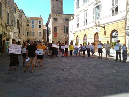Anche ad Albenga la manifestazione "Io sto con i migranti" (FOTO e VIDEO)