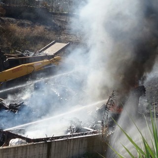 Toirano: a fuoco un deposito rifiuti nella zona industriale