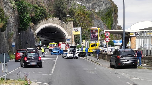 Scontro frontale tra auto nei pressi della galleria Valloria a Savona: tre feriti, tra cui una donna incinta Scontro frontale tra auto nei pressi della galleria Valloria a Savona: tre feriti, tra cui una donna incinta