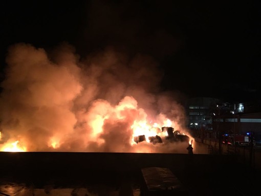 FG Riciclaggi: incendio circoscritto, vigili del fuoco al lavoro FG Riciclaggi: incendio circoscritto, vigili del fuoco al lavoro