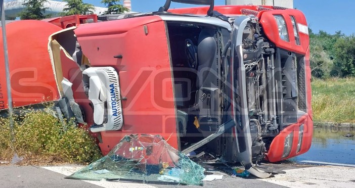 Vado Ligure, autocisterna si ribalta: liquido sparso sulla carreggiata, traffico deviato (FOTO)