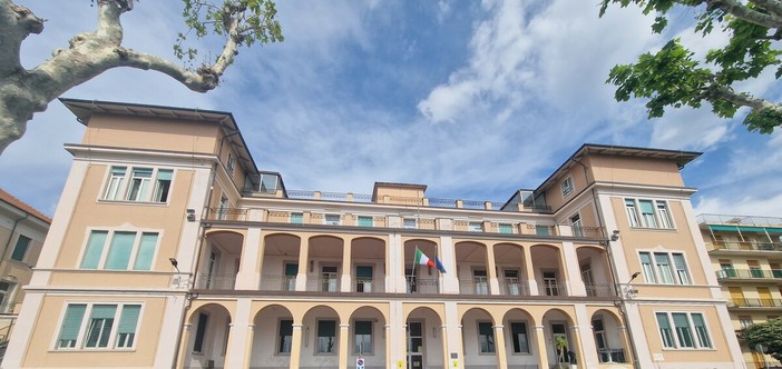 Loano, da una chat l'invito alla protesta davanti al Falcone: il preside mette in guardia dai rischi, allertate le forze dell'ordine