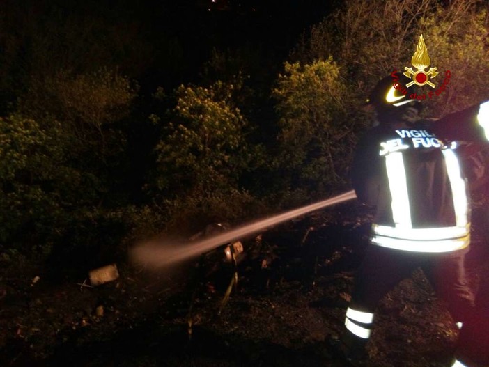 Boissano: incendio boschivo, intervento dei vigili del fuoco (FOTO) Boissano: incendio boschivo, intervento dei vigili del fuoco (FOTO)
