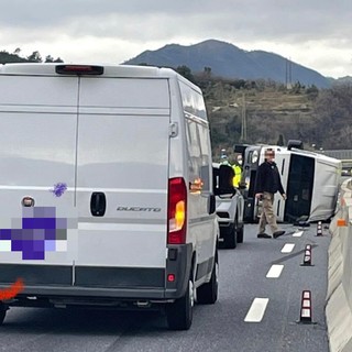 Furgone cappottato sulla A10 tra Finale e Pietra: autostrada chiusa in direzione Francia