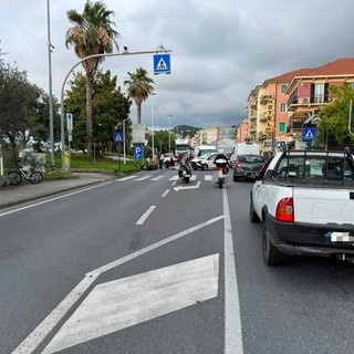 Albissola Marina, scontro tra auto e moto sull’Aurelia: traffico in tilt