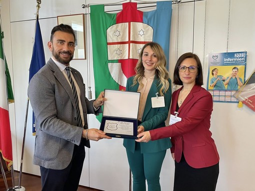 Medusei consegna la targa della Presidenza del consiglio regionale alla maestra Ilaria Gallio