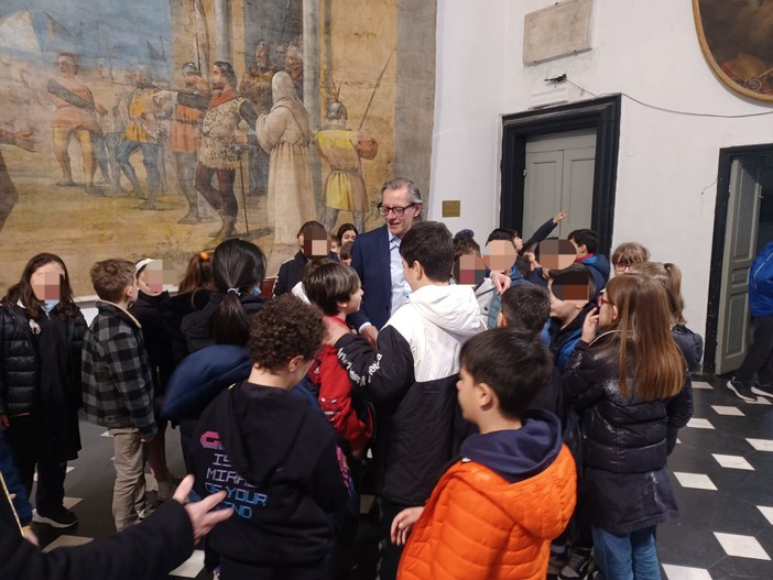 Albenga, il sindaco Tomatis intervistato dai piccoli giornalisti delle scuole di via Paccini Albenga, il sindaco Tomatis intervistato dai piccoli giornalisti delle scuole di via Paccini