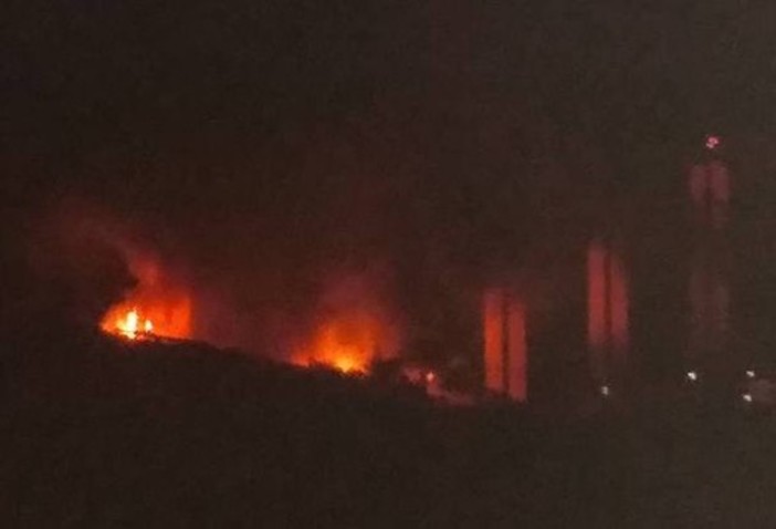 Vasto incendio distrugge un deposito di materiali industriali a Sanremo: sul posto anche i Vigili del Fuoco savonesi Vasto incendio distrugge un deposito di materiali industriali a Sanremo: sul posto anche i Vigili del Fuoco savonesi