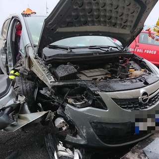 Vado Ligure, auto sbanda sulla via Aurelia: due feriti (FOTO)