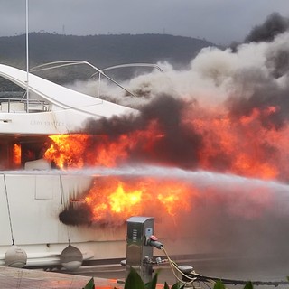 Al rogo un'imbarcazione alla Marina di Loano (FOTO e VIDEO) Al rogo un'imbarcazione alla Marina di Loano (FOTO e VIDEO)