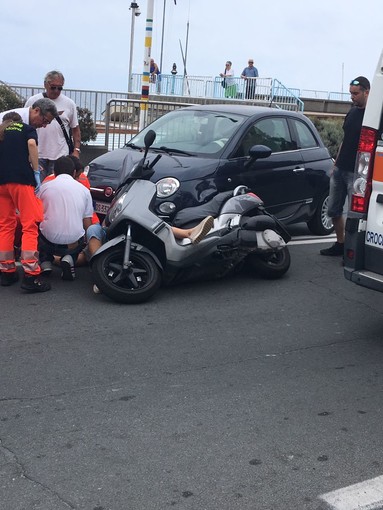 Auto contro moto, incidente davanti al circolo velico di Albissola Marina
