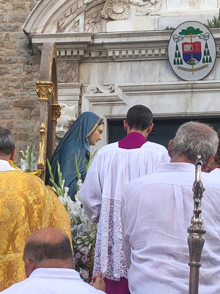 Un momento di fede e tradizione: incoronazione solenne della Madonna di Pontelungo ad Albenga Un momento di fede e tradizione: incoronazione solenne della Madonna di Pontelungo ad Albenga