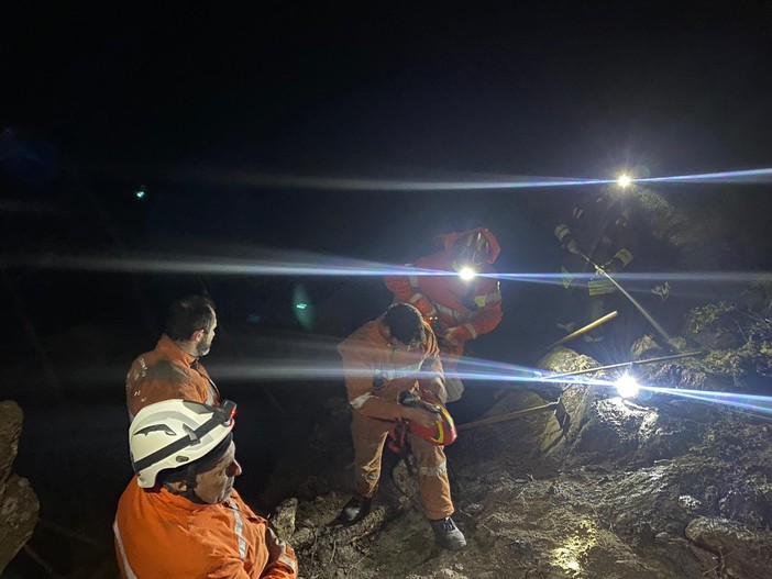 Varazze, incendio boschivo nella zona del Santuario Madonna della Guardia: vigili del fuoco e carabinieri mobilitati Varazze, incendio boschivo nella zona del Santuario Madonna della Guardia: vigili del fuoco e carabinieri mobilitati