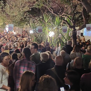 "Le verità nascoste" sul rigassificatore, le Fornaci invase dai cittadini: "Andrà a prelevare 18mila mc d'acqua di mare all'ora che viene poi clorata" (FOTO)