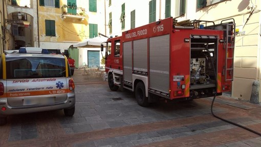 Albenga, incendio appartamento in piazza San Francesco: muoiono gli animali domestici (FOTO)