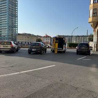 Savona, scooter a terra in piazza Leon Pancaldo: un ferito lieve