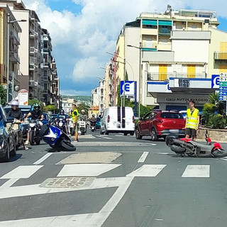 Loano, scontro tra due scooter in una rotonda sull'Aurelia: due persone in codice giallo Loano, scontro tra due scooter in una rotonda sull'Aurelia: due persone in codice giallo