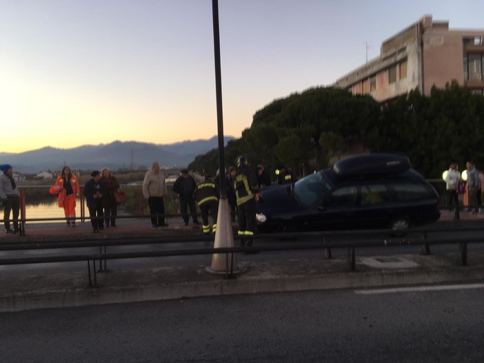 Incidente rocambolesco: automobile rimane incastrata sul "ponte rosso" tra il centro di Albenga e Vadino Incidente rocambolesco: automobile rimane incastrata sul "ponte rosso" tra il centro di Albenga e Vadino
