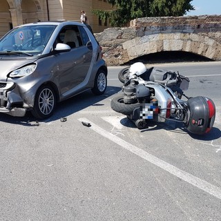 Albenga, scontro tra moto e auto in viale Pontelungo (FOTO)