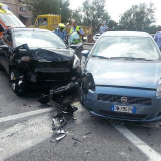 Finale, macchina taglia la strada ad una vettura: scontro davanti alla Piaggio