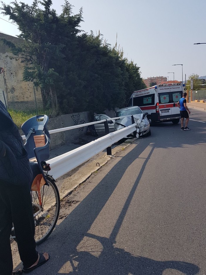 Ceriale, auto finisce contro macchine parcheggiate: grande spavento ma nessun ferito (FOTO) Ceriale, auto finisce contro macchine parcheggiate: grande spavento ma nessun ferito (FOTO)
