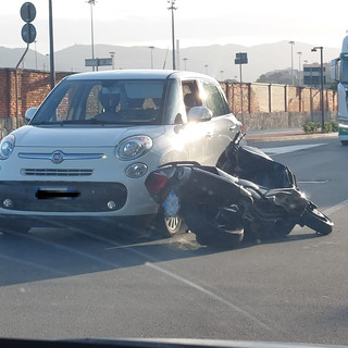 Scontro tra scooter e auto, traffico in tilt in via Stalingrado a Savona. Centauro in codice giallo