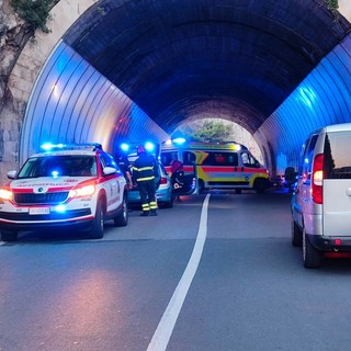 Sperona con l'auto una moto lungo l'Aurelia nella galleria Castelletto: due feriti a Finale Sperona con l'auto una moto lungo l'Aurelia nella galleria Castelletto: due feriti a Finale