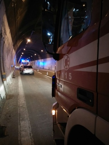 Grave incidente a Murialdo: auto si schianta contro un pullman (le foto) Grave incidente a Murialdo: auto si schianta contro un pullman (le foto)