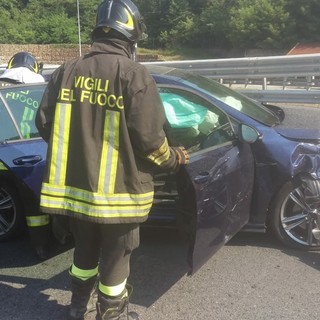 Auto impatta contro il guard-rail nei pressi del casello di Altare