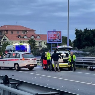 Albenga, scontro tra moto e motocarro sulla via Aurelia: un ferito in codice giallo