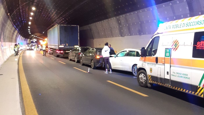 Tamponamento in A10, quattro mezzi coinvolti in galleria Rocca Carpanea: nessun ferito grave ma traffico in tilt direzione Francia