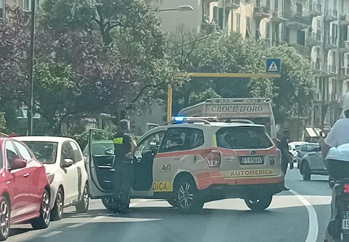 Scontro tra una moto e uno scooter in corso Vittorio Veneto a Savona: un giovane in codice giallo
