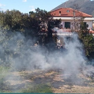 Ceriale, piccolo incendio in un giardino: vigili del fuoco mobilitati (FOTO)