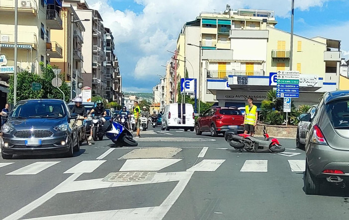 Loano, scontro tra due scooter in una rotonda sull'Aurelia: due persone in codice giallo
