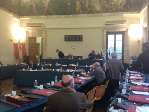 Savona, dopo l'approvazione dell’aumento Tari manca il numero legale in consiglio comunale: il PD boicotta le proposte deliberative del M5S