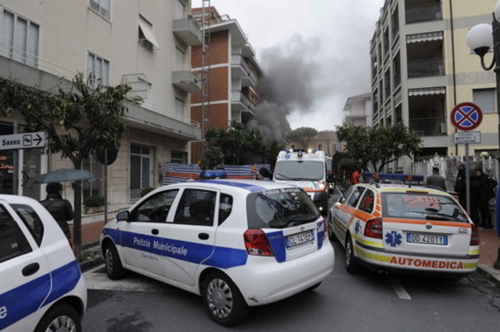 Diano Marina: incendio al 'Bar Locanda & Vi' in via Milano, evacuati i due condomini sovrastanti Diano Marina: incendio al 'Bar Locanda & Vi' in via Milano, evacuati i due condomini sovrastanti