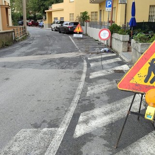 Finale, via XXV Aprile si prepara al doppio senso provvisorio. Ma i residenti attendono novità sui parcheggi