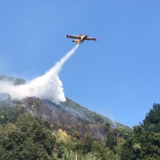 Ardono i boschi alle spalle di Varazze in località Campomarzio: vigili del fuoco e protezione civile sul posto (FOTO e VIDEO)