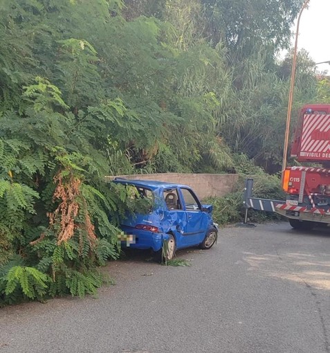 Celle, auto finisce nel torrente in via Sanda: soccorsi mobilitati Celle, auto finisce nel torrente in via Sanda: soccorsi mobilitati