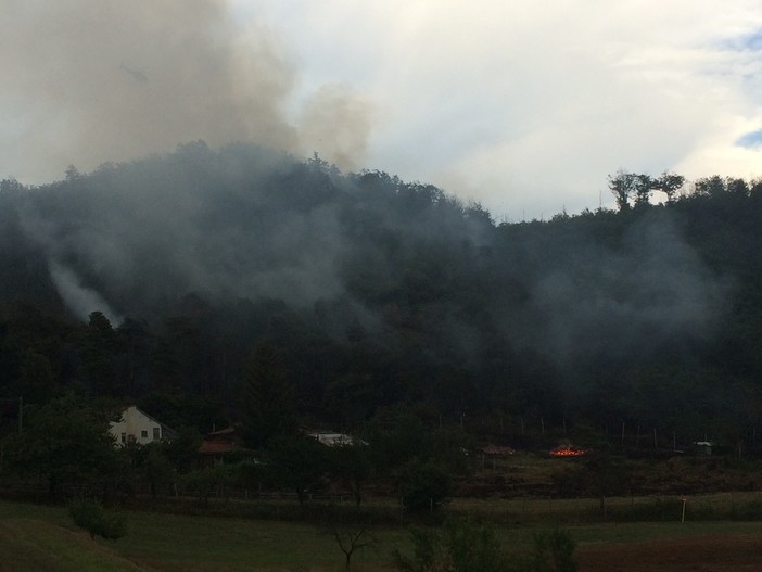 Grosso incendio a Cairo Montenotte località Bragno, elicottero e canadair in azione (VIDEO) Grosso incendio a Cairo Montenotte località Bragno, elicottero e canadair in azione (VIDEO)
