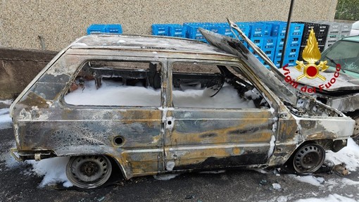 Albissola Marina, in fiamme due auto: intervento dei vigili del fuoco
