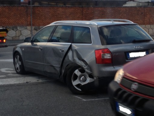 Savona, incidente tra macchine in via Stalingrando: donna al San Paolo