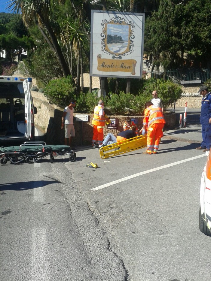Albenga: grave incidente sull'Aurelia, centauro finisce rovinosamente contro un muro