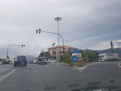 Incidente all'incrocio di via del Cristo ad Albenga, grave un motociclista