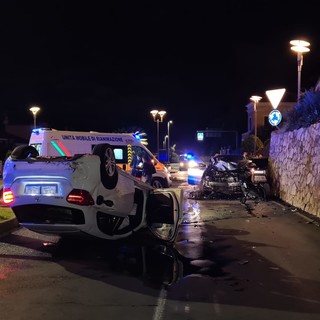 Scontro tra auto a Pietra Ligure: un'auto si ribalta, un ferito non grave al Santa Corona (FOTO)