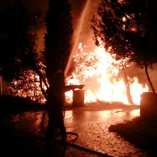Il devastante incendio lambisce Andora: notte, di paura, con la mattina riprenderanno gli interventi aerei (copia 1)