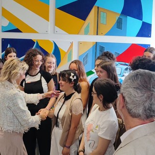 Un murale degli alunni del Liceo artistico “A. Martini” colora la Questura di Savona: invitati nella sala che hanno abbellito
