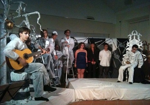 Finale, spettacolo teatrale rassegna “Ai chiostri per Elsa”: C’è un inferno per i grilli?