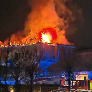 Carcare, incendio tetto in via Reggiardo: evacuati i residenti (FOTO e VIDEO) Carcare, incendio tetto in via Reggiardo: evacuati i residenti (FOTO e VIDEO)