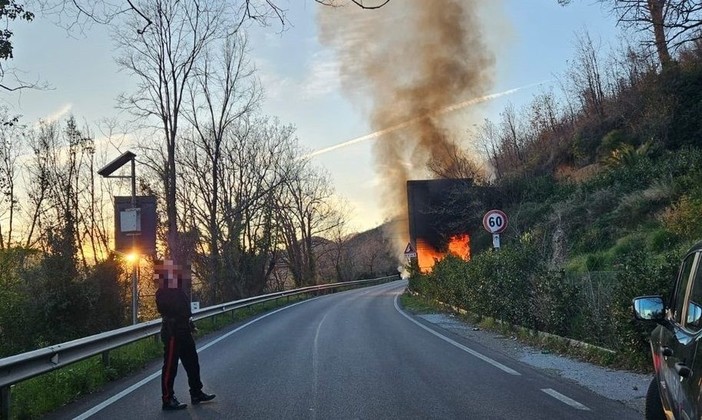 Villanova d'Albenga, incendio sulla statale 453: strada riaperta a senso unico alternato